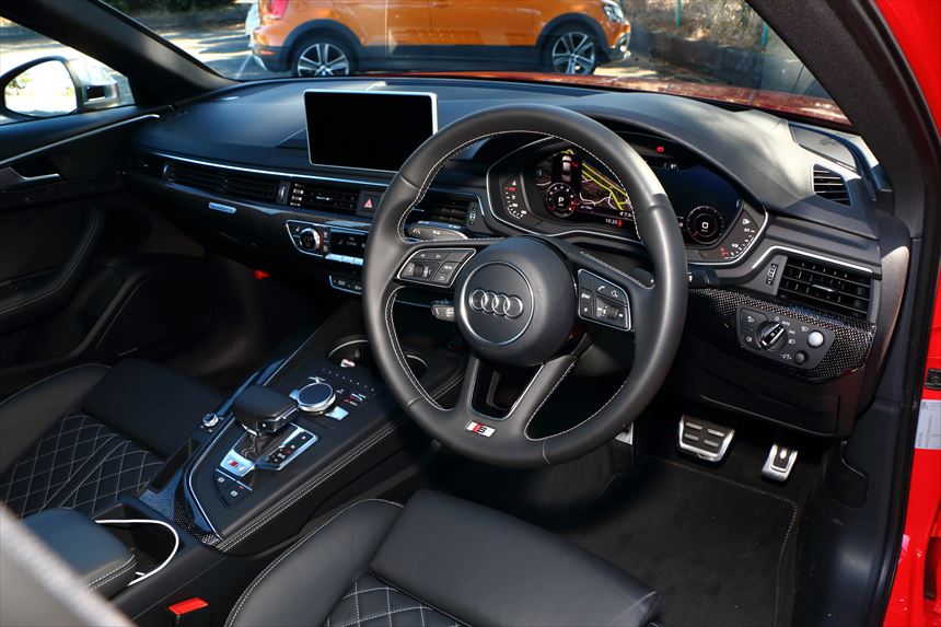 Audi S4運転席