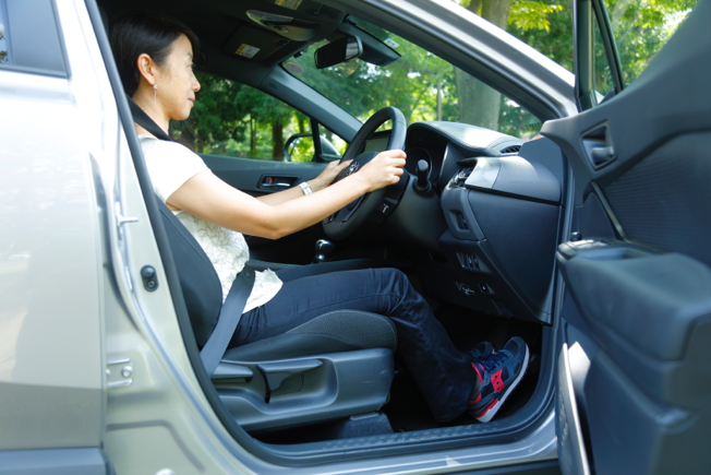 ドライブの小休止に ヨガストレッチ Vol 04 正しい運転姿勢は腰痛予防にも効果を発揮 カーデイズマガジン