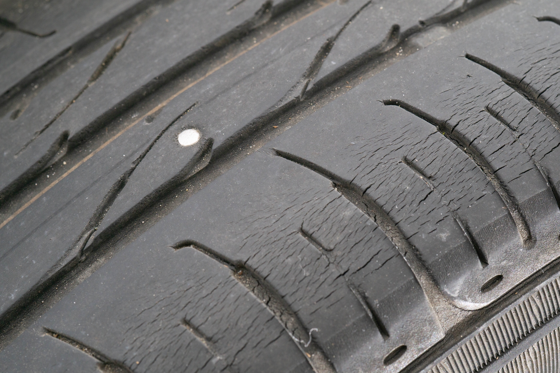 タイヤで釘を踏んでしまった時の応急処置と修理方法 カーデイズマガジン