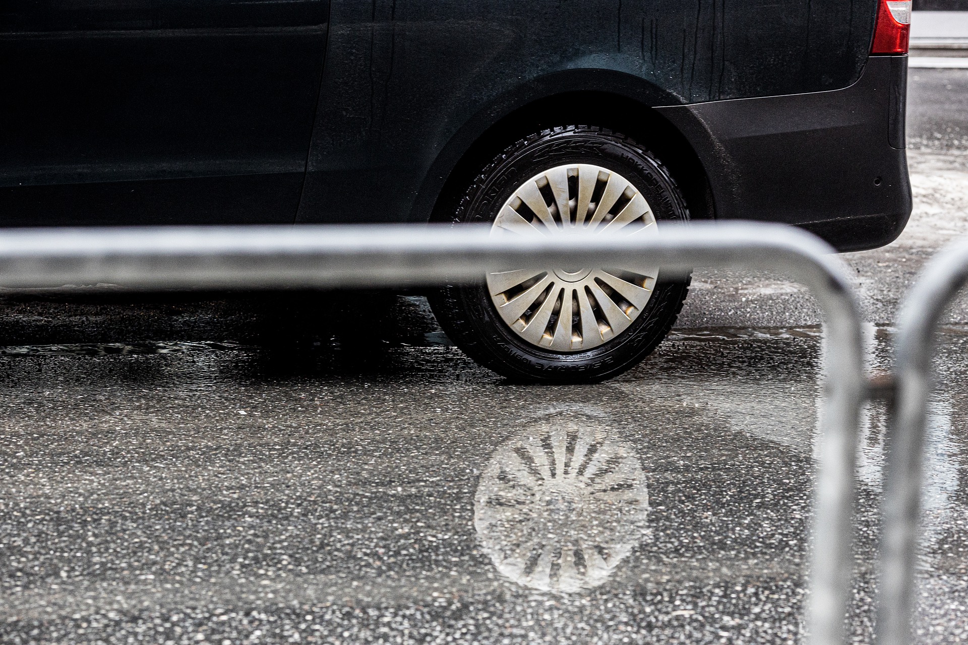 車の水はねに要注意 歩行者にかけてしまった時の対処方法とは カーデイズマガジン