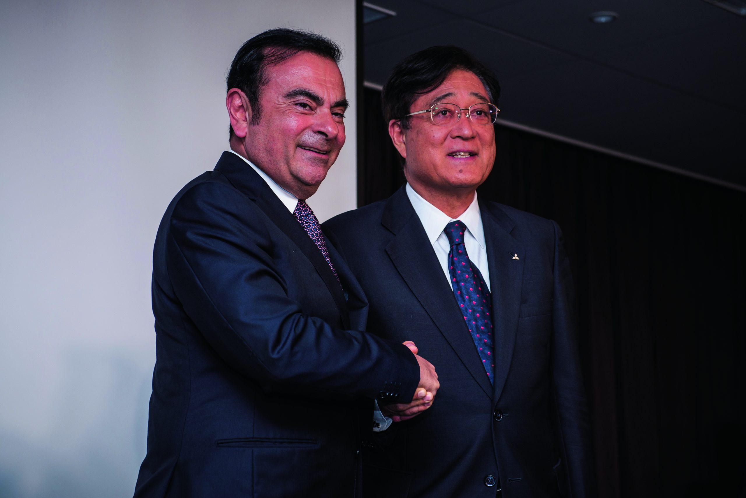 カルロス・ゴーン氏（左）は、三菱自動車の会長でもあったが、現在は解任されている。