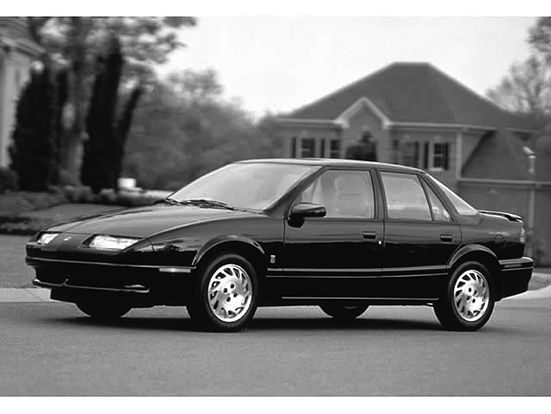GMは日本車への対抗策として、まったく新しいブランド「サターン」を1985年に立ち上げた。小型車に取り組むだけでなく、販売面でも細やかな配慮を行ない、米国内では成功を果たした