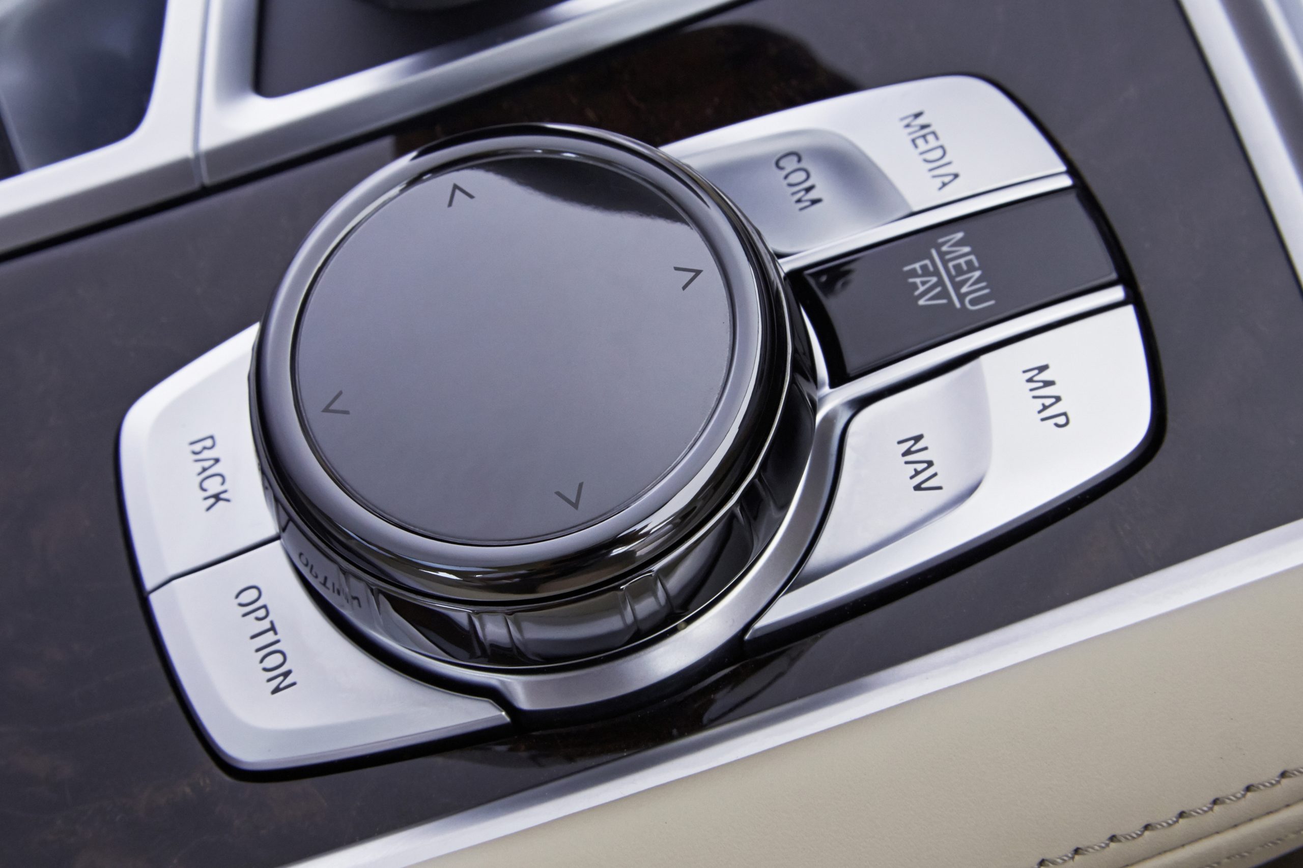 煩雑なスイッチ類を極力減らし、直観的に操作できることを狙った統合コントロール。BMWのiドライブはダイヤル式のコントローラーとプッシュボタンでの簡単操作が特徴。写真は2010年代の