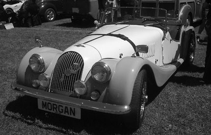 ■英国の少量生産スポーツカーメーカーであるモーガンが作る「モーガン+4」。シャシー部分はさすがに鉄製だが、ドア部分のフレームやリのフレームは「木」でできている