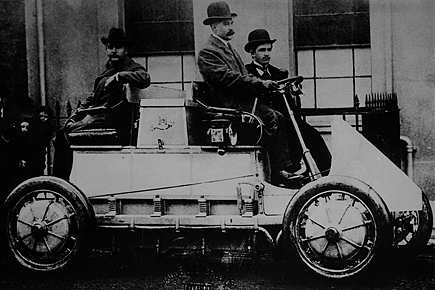 ■ポルシェ博士は1900年、ウィーンにあるローナー社の依頼を受け、ハイブリッド式パワーユニットを搭載した世界初の自動車を製造。エンジンに加え、ホイールハブに電気モーターを搭載していた