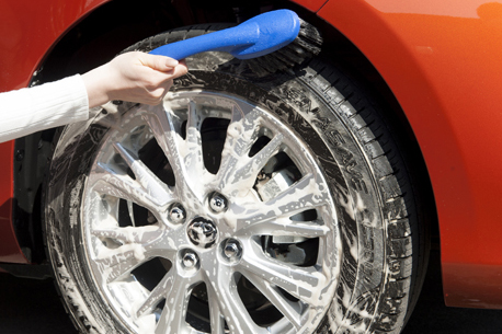 タイヤなどの汚れやすい部分は、汚れを落とすことでとくにキズや異物などを発見しやすい
