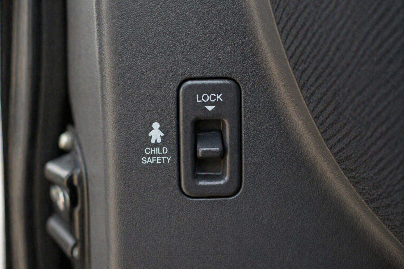 車のドアが内側から開かない原因となるロック機構の部品