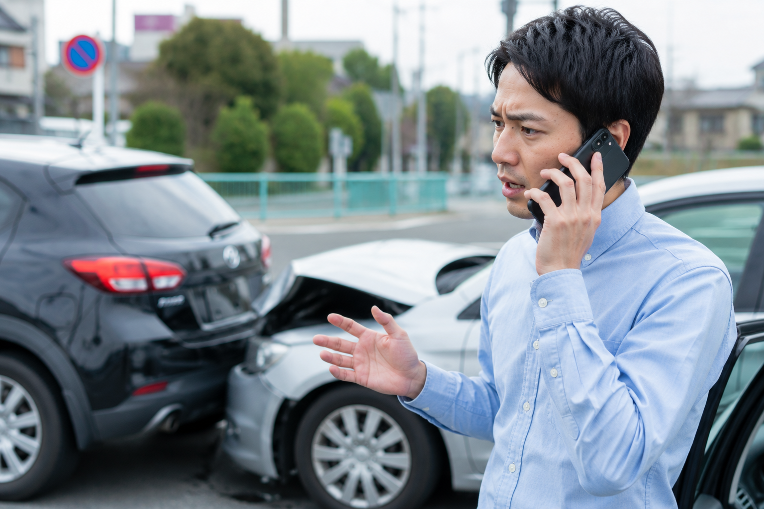車の事故対応で警察に連絡しているドライバーの様子